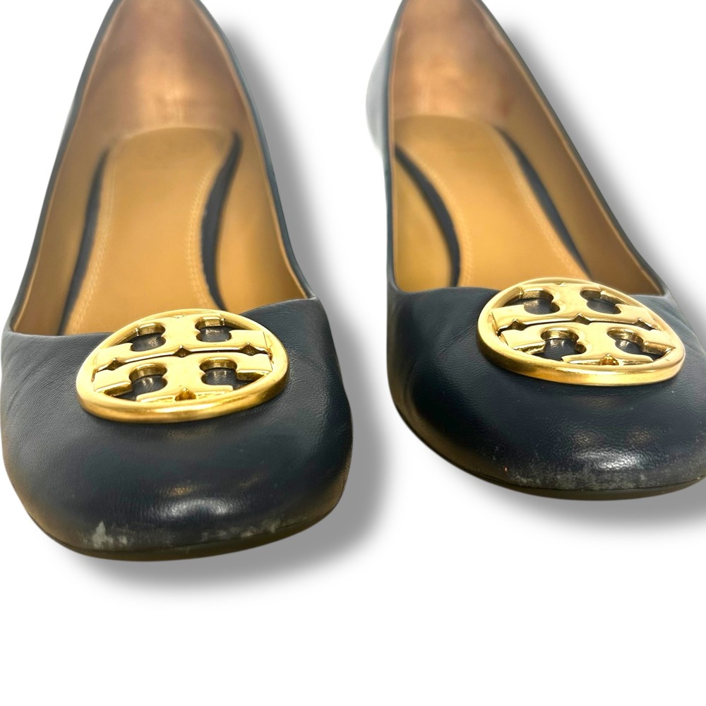 Tory Burch Sally Wedge Pumps Womens 8.5 Navy Blue Leather Gold Logo Medallion - Picture 5 of 10